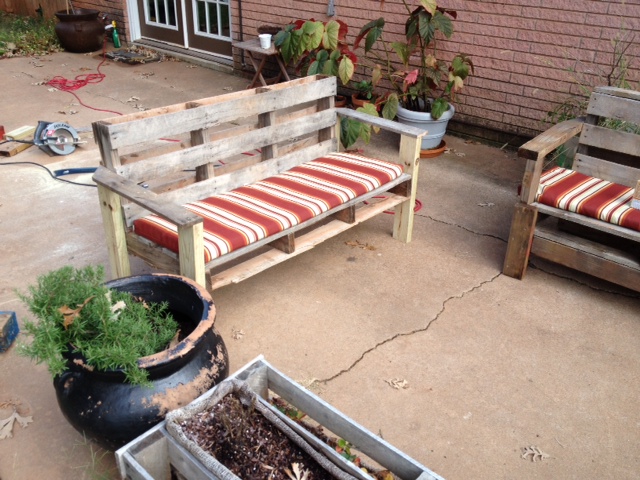 DIY Pallet Patio Bench