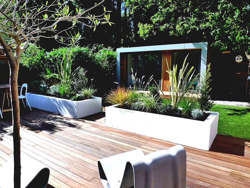 Modern-Backyard-Design-Deck Raised Planter Summer House