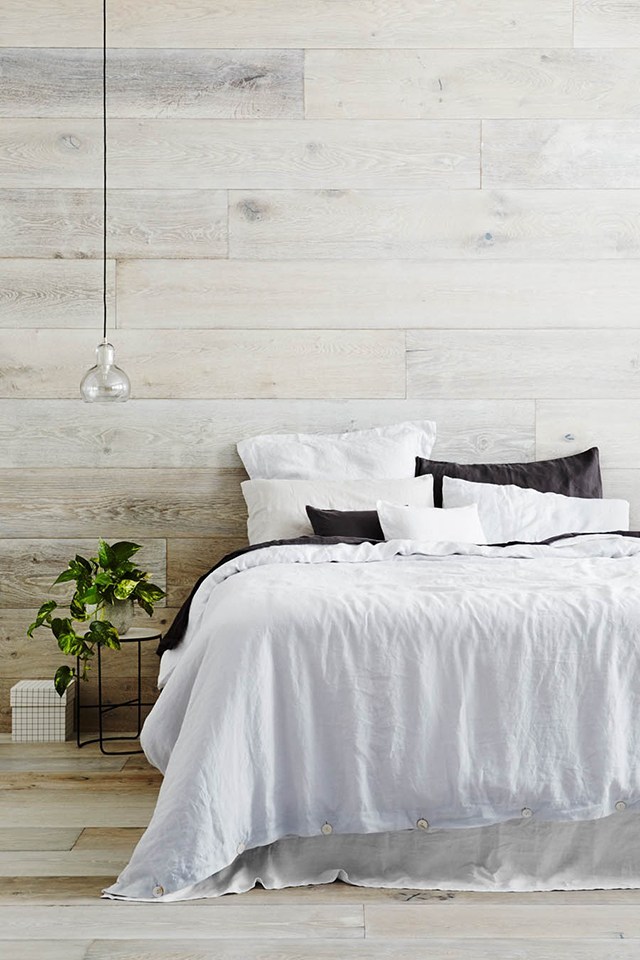 chambre-chalet-style-scandinave-parquet white wooden panels seaside