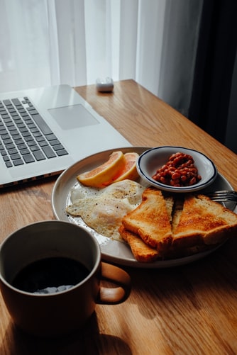 laptop-breakfast-meal
