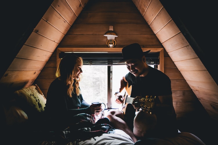 couple-playing-guitar